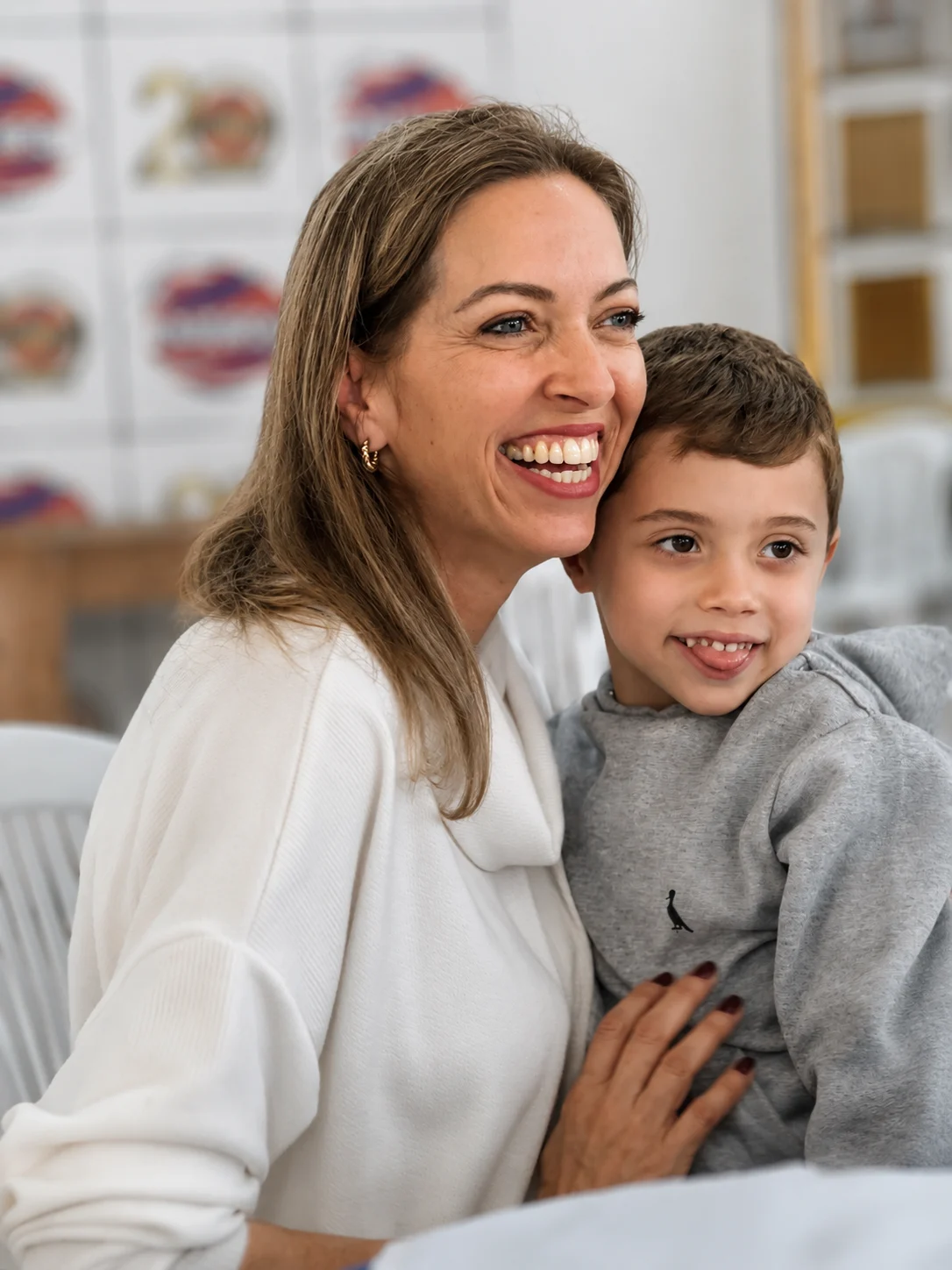 Leatrice Bez sorrindo ao lado de uma criança